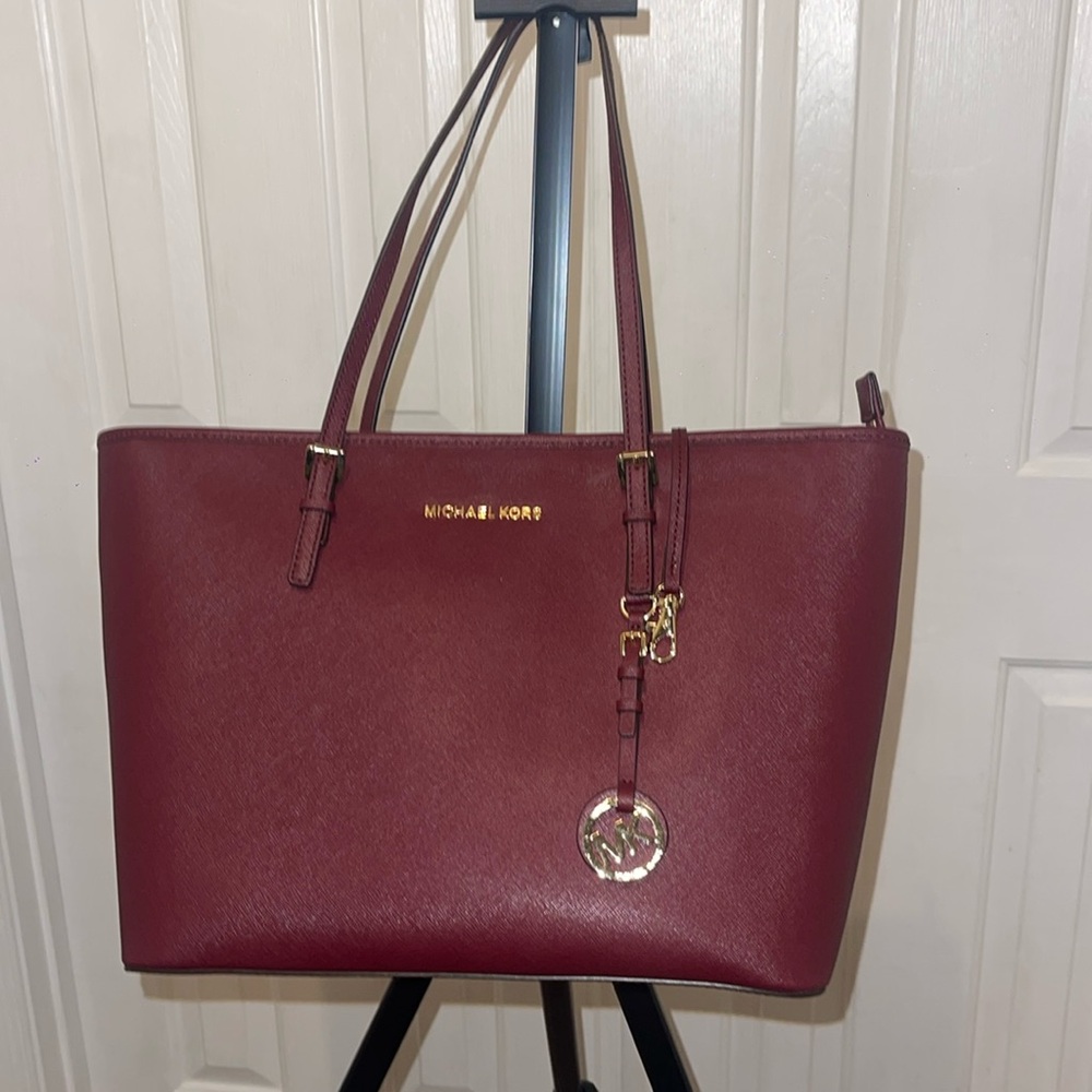 Jet Set Travel Small Saffiano Leather Top-Zip Tote Bag